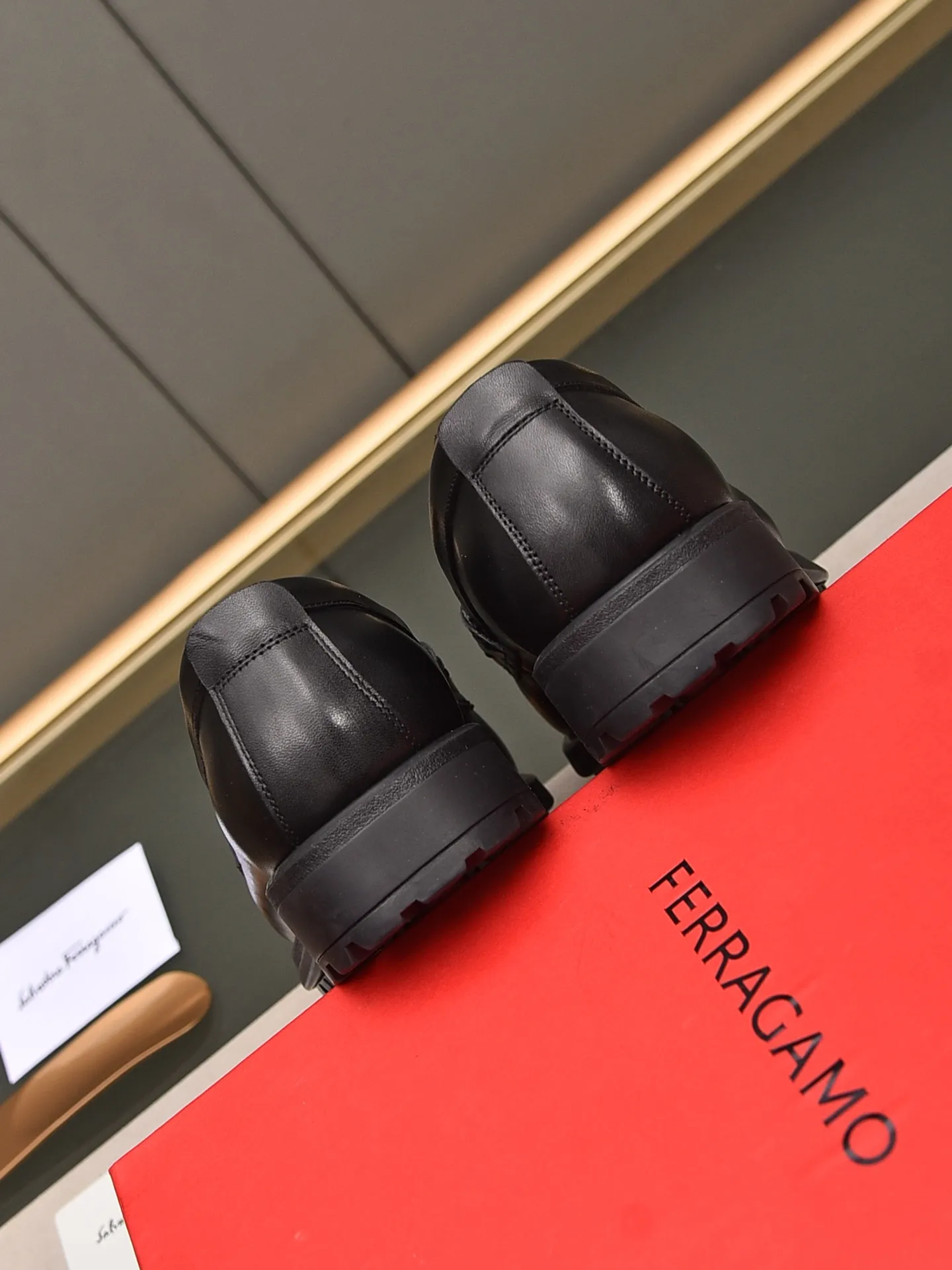 Men's shoes 💰: 500 Brand: Ferragamo Size: Men's size 38/44 (45 can be customized) Grade: Same style as the official website High-end quality men's shoes Material: Original first-layer calfskin Water-dyed cowhide lining Original outsole Style categories: Men's fashionable formal business casual leather shoes Slip-on men's shoes high-top series Young fashion European and American trends British style Casual matching Comfortable feet